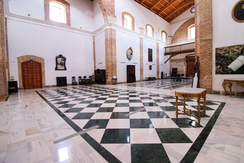 Interior de una iglesia con suelo de mármol ajedrezado, escenario de la cata Historia viva